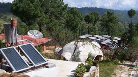 Desse solcellepanela skaffar straum til ein landsby i India. (Foto: The Barefoot College) Desse solcellepanela skaffar straum til ein landsby i India. (Foto: The Barefoot College)