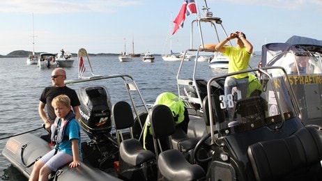 Publikum i småbåtar under det vågale linestuntet på Kinnaklova (Foto: Truls Kleiven)