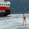 Erik 'Borat' Hansen med surfestunt foran Hurtigruten