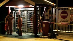 Arbeidere på vei til jobb (Foto: Brennpunkt/NRK)