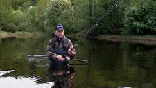 Laksefiske med fluestang i Otra (Foto: Odd Rømteland/NRK)