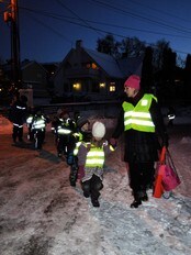 På skoleveien (Foto: Inger Elisabeth Sagedal/NAF) På skoleveien (Foto: Inger Elisabeth Sagedal/NAF)