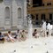 Juli har starta varmt i Roma òg. Her har turistane samla seg ved ei fontene for å kjøle seg ned.