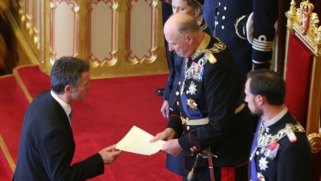 Stoltenberg overrekker trontalen til Kongen (Foto: Lise Åserud/Scanpix) Stoltenberg overrekker trontalen til Kongen (Foto: Lise Åserud/Scanpix)