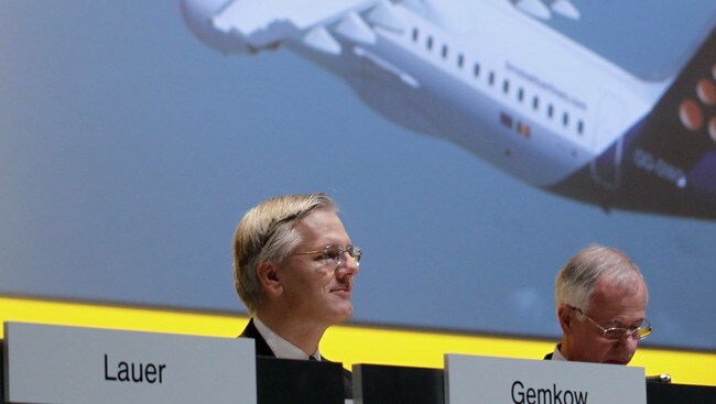 Lufthansa-direktør Christoph Franz (t.v) og formann i tilsynsnemnda Juergen Weber (Foto: WOLFGANG RATTAY/Reuters) Lufthansa-direktør Christoph Franz (t.v) og formann i tilsynsnemnda Juergen Weber (Foto: WOLFGANG RATTAY/Reuters)