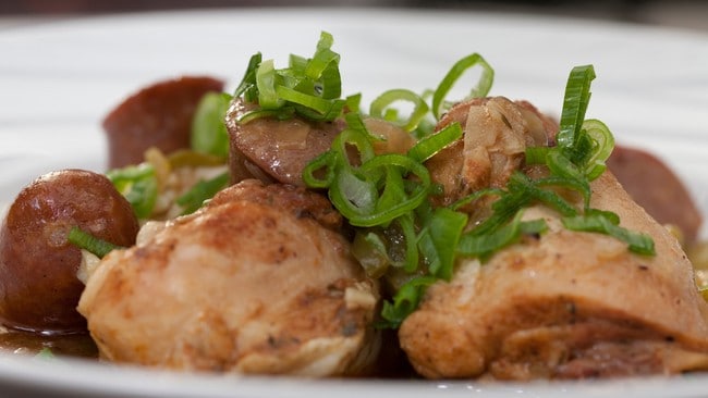 Kyllinggumbo med krydret pølse (DR) Kyllinggumbo med krydret pølse (DR)