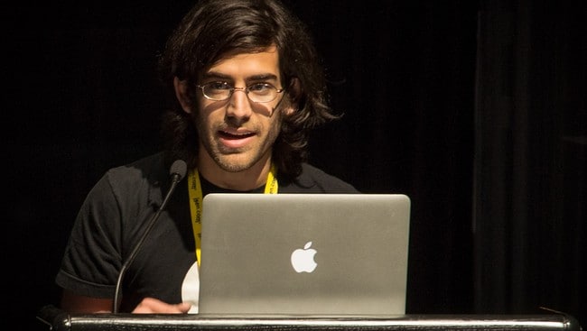 Aaron Swartz foran en Macbook (Foto: Peretz Partensky (lisensiert gjennom creative commons by 2.0)) Aaron Swartz foran en Macbook (Foto: Peretz Partensky (lisensiert gjennom creative commons by 2.0))