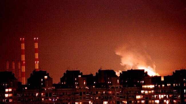 Beograd opplyst av flammer under den første natten med NATO-angrep (Foto: DIMITRI MESSINIS/AP) Beograd opplyst av flammer under den første natten med NATO-angrep (Foto: DIMITRI MESSINIS/AP)