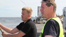 Trond Stokkeland og oppsynsmann Helge Andersen (Foto: Øivind Eskedal/NRK)