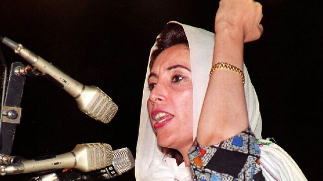 Benazir Bhutto taler til folkemengden i 1993 (Foto: SAEED KHAN/AFP) Benazir Bhutto taler til folkemengden i 1993 (Foto: SAEED KHAN/AFP)