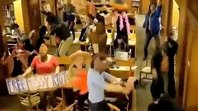 Harlem Shake på Oxford (Foto: Skermdump/YouTube) Harlem Shake på Oxford (Foto: Skermdump/YouTube)