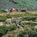 Hyttene i Viglesdalen ligger på en stor elveslette. Murene i forgrunnen er restene av tidligere bosetting