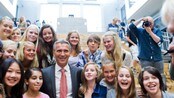 Skolepolitikk i rødt og blått - Politikerne diskuterer gjerne friskt hvilke tiltak og hvor mye penger som skal til for å oppnå en best mulig skole. Dette skjer selvsagt også i 2013, da vi nærmer oss et stortingsvalg.

Her lover både næringsminister og kunnskapsminister i den rød-grønne regjeringa penger til  skole og ikke til skattelette, hvis  de bare blir valgt på nytt. Og Høyre sverger til sterk satsing på skolepolitikk dersom de får danne regjering. De vil også kutte skatten. Høyre har kritisert Arbeiderpartiets skoleinnsats helt siden den rødgrønne regjeringa fikk makta i 2005. 

Kvaliteten på norsk skole har lenge vært omdiskutert. På 1990-tallet havnet Norge langt ned på lista i internasjonale kunnskapsmålinger av elever (PISA-undersøkelsene).