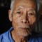 Nguyen Ba Mon, tidligere soldat for kommunistene. Hans nevø mr. Phong viser ham velvillig fram til turistene. 