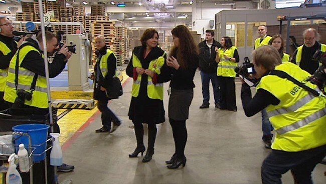 Arbeidsminister Hanne Bjurstrøm på Glomma Papp (Foto: Håvard Wien/NRK)