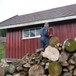 Kåre Johnsrud sjauer ved ved uthuset på Svarvestolen