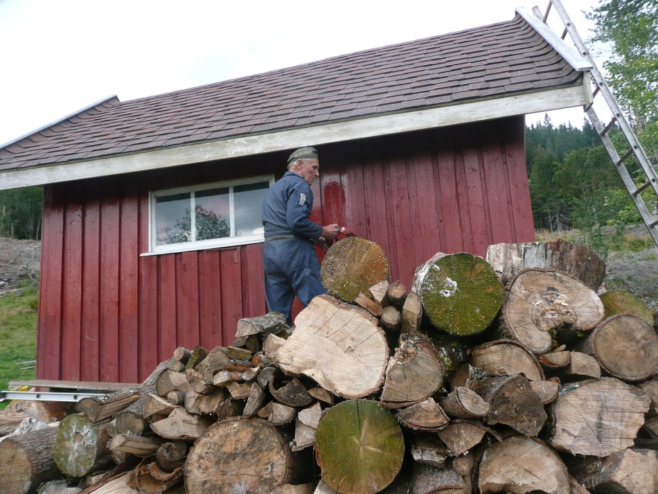 Kåre Johnsrud sjauer ved ved uthuset på Svarvestolen