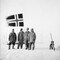 Oscar Wisting, Olav Bjaaland, Sverre Hassel og Roald Amundsen på Sørpolen, 14. desember 1911. Bildet er tatt av femtemann som nådde polpunktet, Helmer Hanssen.