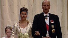 Kong Harald, prinsesse Märtha Louise og brudepike