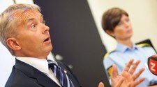 Knut Storberget og Ingelin Killengreen på politiets pressekonferanse. (Foto: Thomassen, Christian/SCANPIX)