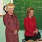 STORFINT BESØK: Liv Signe Navarsete og Kristin Halvorsen var med Dronning Sonja på Kaupanger skule. STORFINT BESØK: Liv Signe Navarsete og Kristin Halvorsen var med Dronning Sonja på Kaupanger skule.