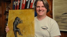 Paleontolog Jørn Hurum med fossilen 'Ida' (Foto: Kari Gilberg/NRK)
