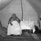 Hokksund 1955. Eldre sigøynerkvinne i teltet sitt.