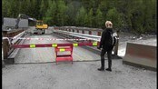 Mann og kone ble atskilt av flommen - Mens kona var i fjøset tok elva brua. Nå kommer ikke mannen seg ut, mens kona ikke kommer seg hjem. 