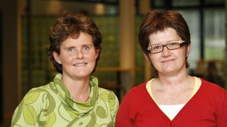 Helga Hope og Anne Tove Ingvaldstad (Foto: Gunnar Morsund/NRK)