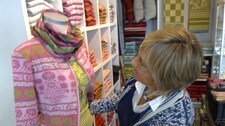 Grete Kverneland i butikken sin (Foto: Ingvald Nordmark/Nrk)