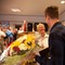 Eskil Pedersen overrekker blomster og gammelt bilde til Gro Harlem Brundtland fredag 22. juli.