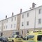 Ambulanser parkert foran boligblokker på Lambertseter onsdag morgen.