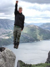 Stian Aadland ved Lysefjorden (Foto: Stian Aadland/NRK) Stian Aadland ved Lysefjorden (Foto: Stian Aadland/NRK)