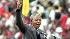 Nelson Mandela 13. februar 1990 på Soweto fotballstadion (Scanpix/AP)