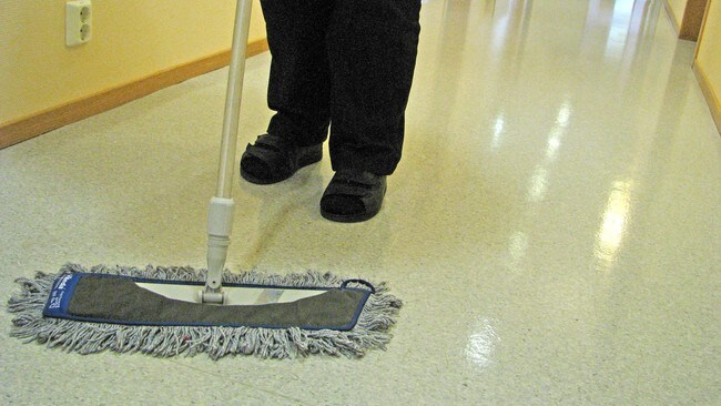Mopper golv (Foto: Britt Boyesen/NRK) Mopper golv (Foto: Britt Boyesen/NRK)