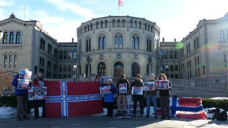 Protest mot norsk lakseoppdrett (Foto: Pressebilde/www.wildsalmonfirst.org) Protest mot norsk lakseoppdrett (Foto: Pressebilde/www.wildsalmonfirst.org)