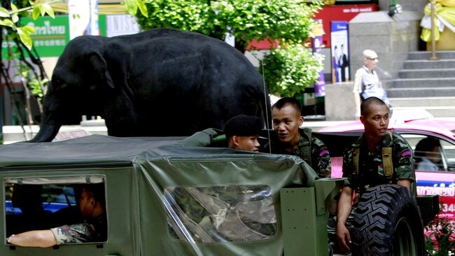 Soldater patruljerer gatene i Bangkok (Foto: Apichart Weerawong/Ap) Soldater patruljerer gatene i Bangkok (Foto: Apichart Weerawong/Ap)