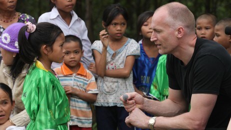 Erik Thorstvedt intervjuer minerammete vietnamesiske barn (NRK)
