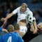 Brede Hangeland vinner duellen med den islandske keeperen og utligner for Norge. En meget viktig scoring. Brede Hangeland vinner duellen med den islandske keeperen og utligner for Norge. En meget viktig scoring.