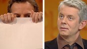 Jon gjemmer seg bak «porno-sladden» - Jon Almaas prøver å få Knut Nærum til å le.