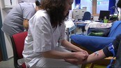 Tester for tuberkulose - I dag starter den omfattende prøvetakingen for tuberkulose i Sarpborg. I februar ble det slått fast at en renholder hadde lungetuberkulose. Nå skal det i løpet av to uker testes nesten sju hundre barn og ansatte ved Kurland barneskole og barnehage.