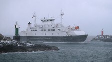 Bilferga ”Sigrid” ankommer Melbu havn etter en litt strabasiøs tur over Hadselfjorden. (Foto: Bjørn Eide) Bilferga ”Sigrid” ankommer Melbu havn etter en litt strabasiøs tur over Hadselfjorden. (Foto: Bjørn Eide)