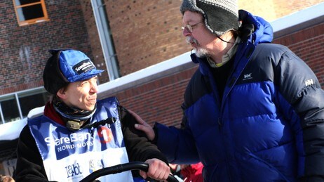 Får råd hos pappa (Foto: Kjersti Sjursen Lien/NRK) Får råd hos pappa (Foto: Kjersti Sjursen Lien/NRK)