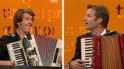Se Jon og Odd Nordstogas julesang på trekkspill - Se framføringen av julesangen som du ikke fikk se på TV.