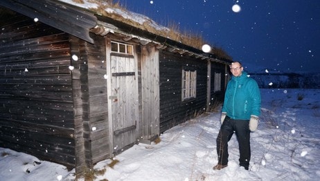 Ketil Zachariassen i snøstorm foran Isak Saba huset på Reppen i Nesseby kommune. (Foto: Øyvind Arntsen/NRK) Ketil Zachariassen i snøstorm foran Isak Saba huset på Reppen i Nesseby kommune. (Foto: Øyvind Arntsen/NRK)