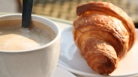 Croissant og kaffe (Foto: Illustrasjonsfoto: Colourbox) Croissant og kaffe (Foto: Illustrasjonsfoto: Colourbox)