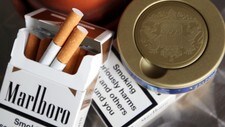 Snus og røyk (Foto: Lise Åserud/Scanpix)