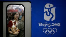 Det er trangt på t-banen i Beijing. (Foto: ODED BALILTY/AP) Det er trangt på t-banen i Beijing. (Foto: ODED BALILTY/AP)