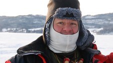Heikki Vainionpää lovpriser isfiske på Leksdalsvatnet. (Foto: Mona Jønvik/NRK)