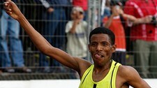 Haile Gebrselassie smiler etter å ha satt verdenrekord. (Foto: PETR DAVID JOSEK/AP)